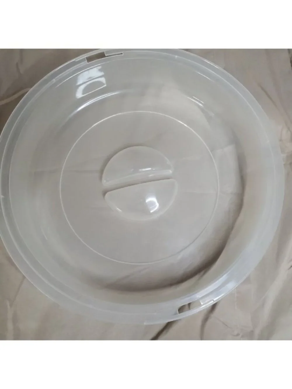 Rubbermaid Servin Saver Divided Vegetable Chip & Dip Server & Lid Beige 12” Wide